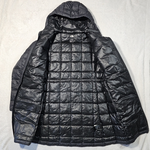 The North Face Women's Black Puffer Coat - Picture 8 of 16